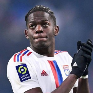 据报道：利物浦考虑以7400万英镑的解约条款签下德甲俱乐部后卫